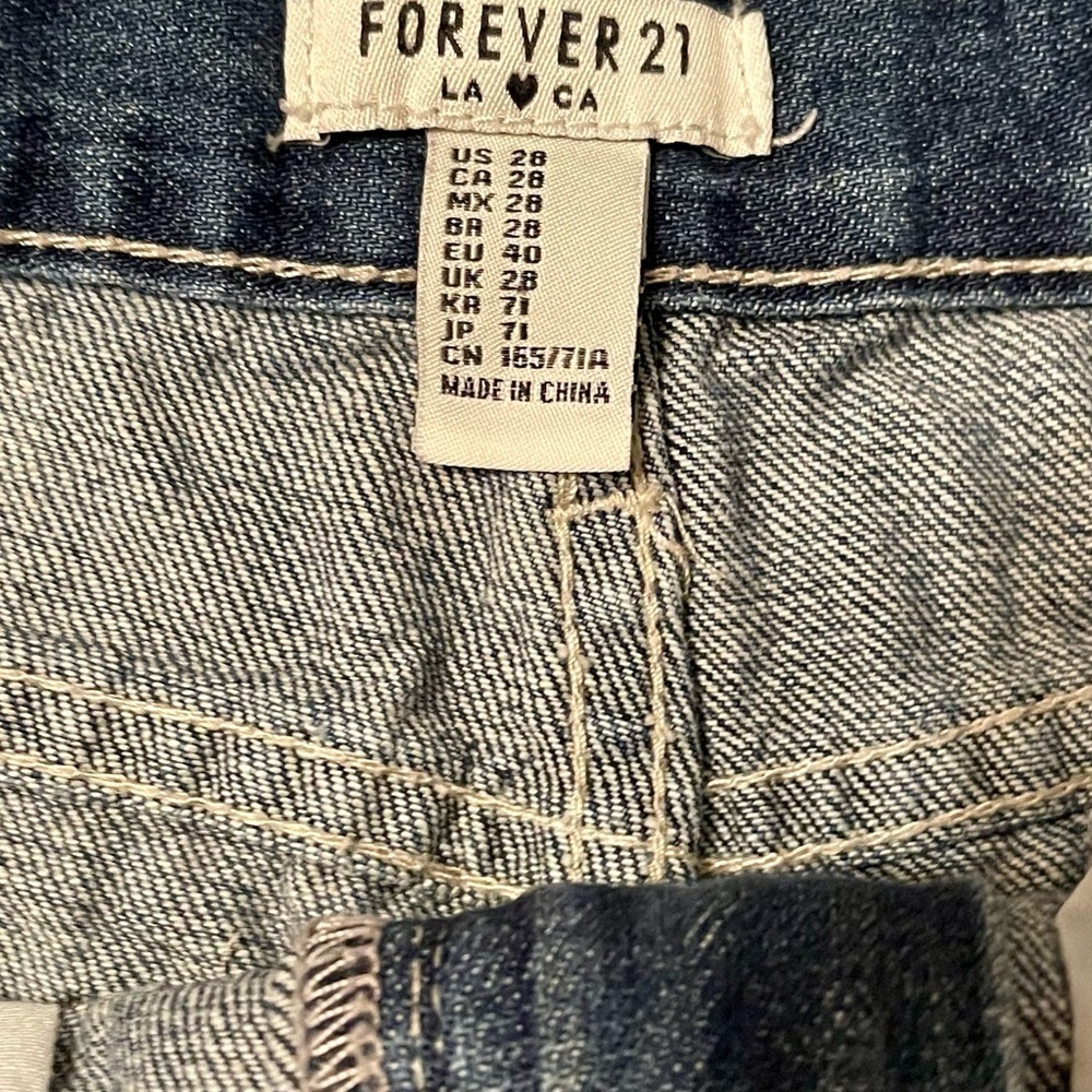 Forever 21 denim shorts size 28. Five pocket distressed jean shorts - Picture 4 of 4